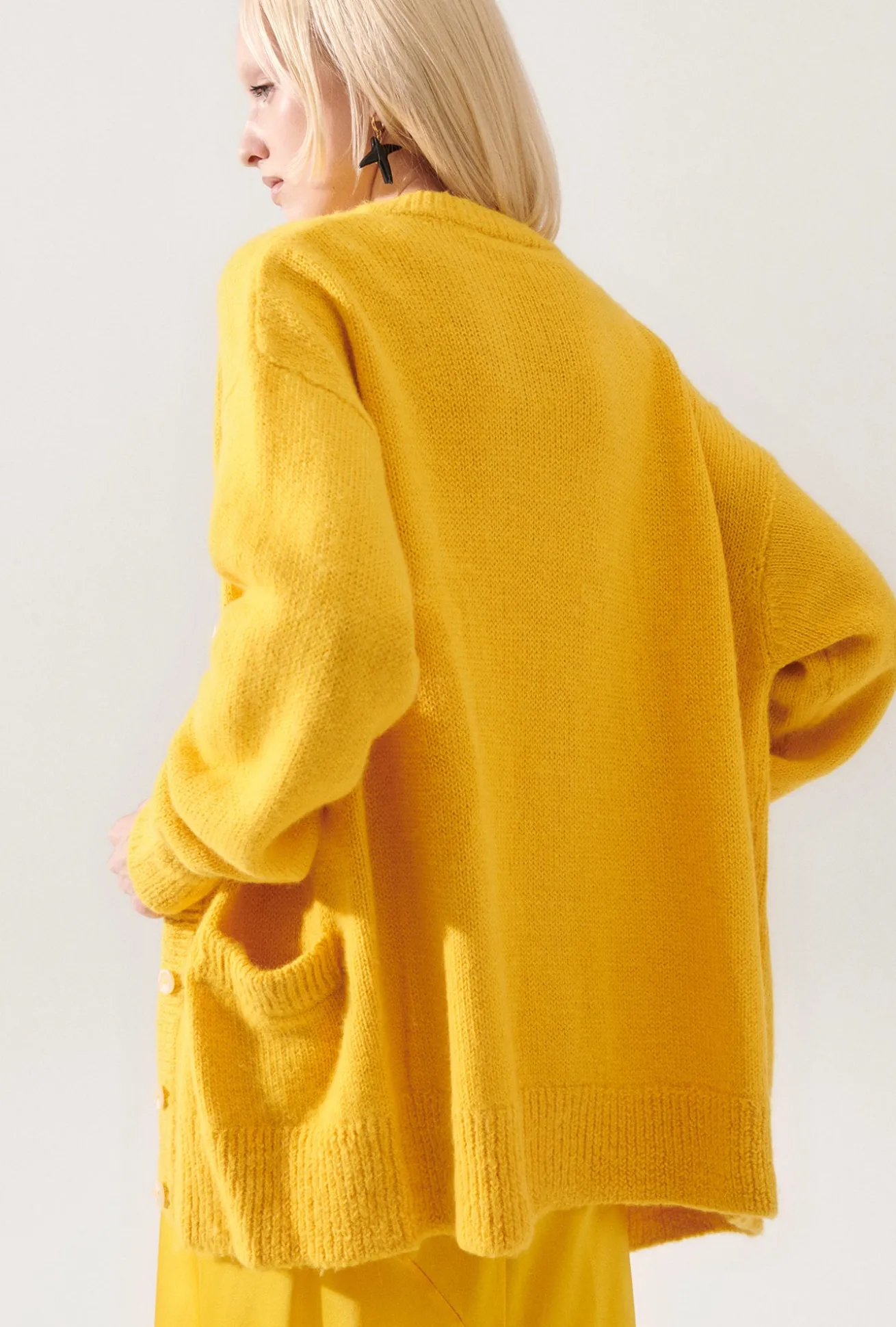 ALPACA SLOUCH CARDIGAN MARIGOLD