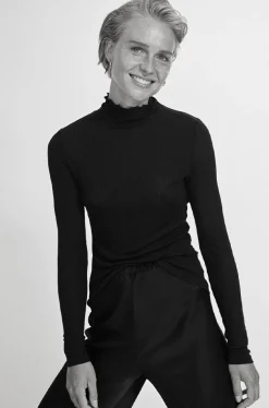 RIBBED TURTLENECK BLACK