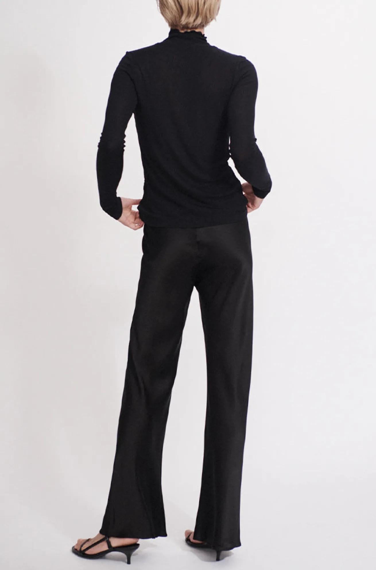 RIBBED TURTLENECK BLACK