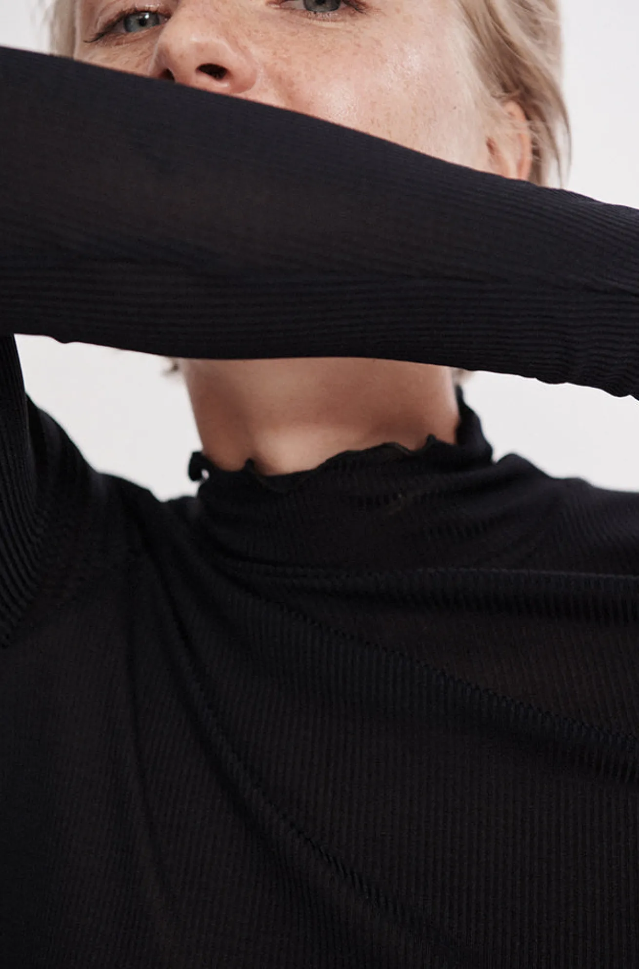 RIBBED TURTLENECK BLACK