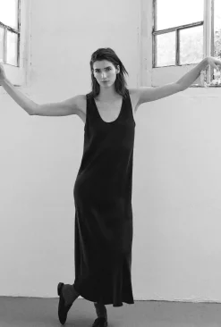 SCOOP NECK DRESS BLACK