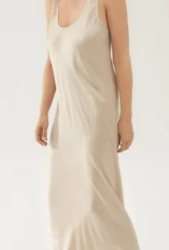SCOOP NECK DRESS HAZELNUT