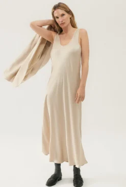 SCOOP NECK DRESS HAZELNUT