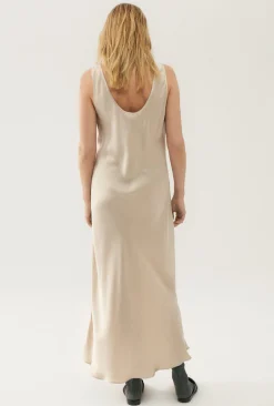 SCOOP NECK DRESS HAZELNUT