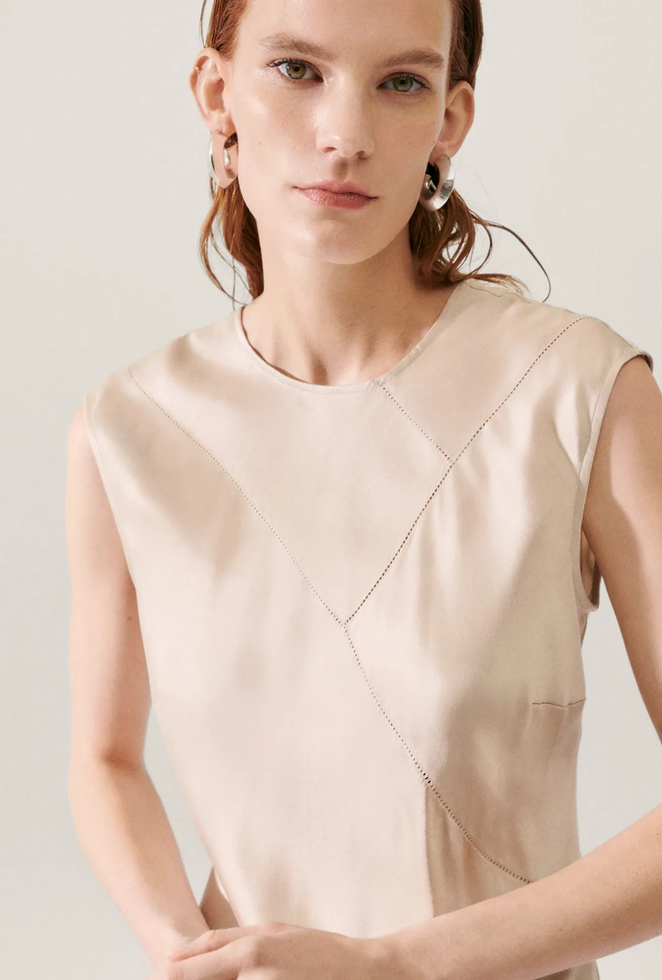 SPLICE SLEEVELESS DRESS HAZELNUT